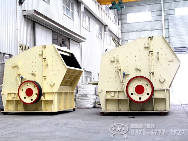 反擊錘式破碎機側(cè)面 反擊錘式破碎機側(cè)面