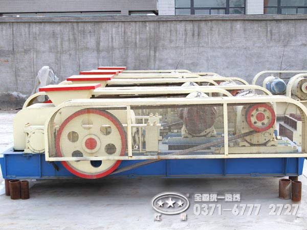 對(duì)輥鵝卵石制砂機(jī) 對(duì)輥鵝卵石制砂機(jī)