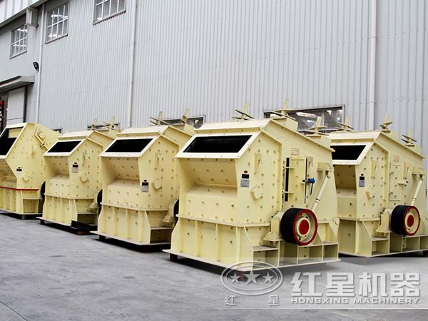 反擊細(xì)碎機(jī)廠區(qū)一角 反擊細(xì)碎機(jī)廠區(qū)一角