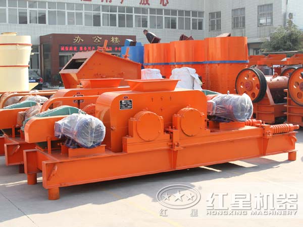 大型輥式破碎機廠區(qū)一角 大型輥式破碎機廠區(qū)一角