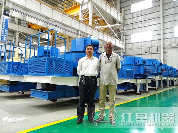 水泥制砂機(jī)客戶留影 水泥制砂機(jī)客戶留影