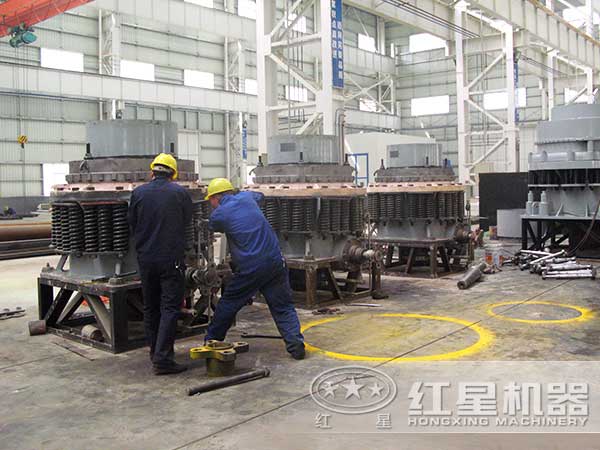 鐵礦石圓錐破碎機(jī)生產(chǎn)車(chē)間 鐵礦石圓錐破碎機(jī)生產(chǎn)車(chē)間