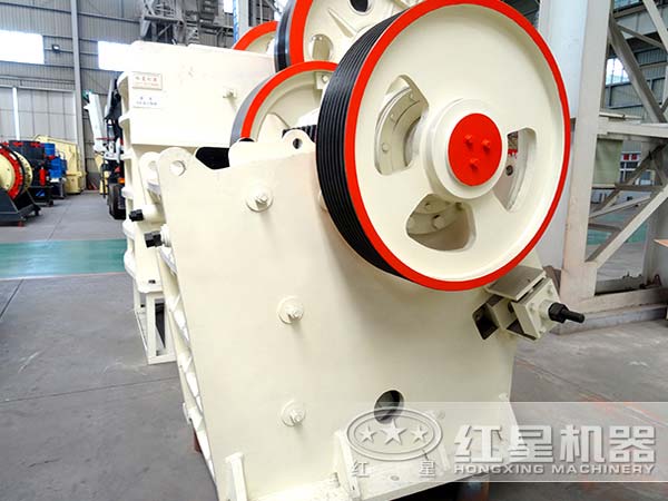 顎式石子破碎機(jī)側(cè)面圖 顎式石子破碎機(jī)側(cè)面圖