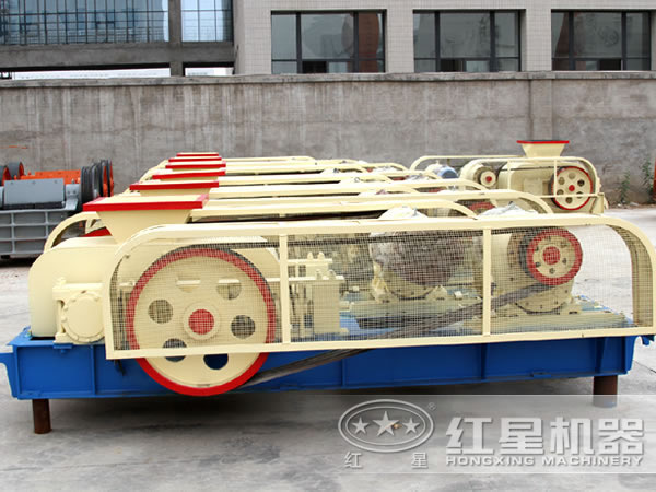 排列整齊的對(duì)輥煤炭破碎機(jī) 排列整齊的對(duì)輥煤炭破碎機(jī)