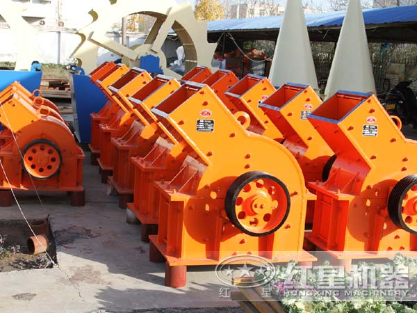 排列整齊的煤炭錘式破碎機(jī) 排列整齊的煤炭錘式破碎機(jī)