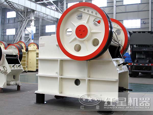 復(fù)擺鄂式破碎機(jī)側(cè)面圖 復(fù)擺鄂式破碎機(jī)側(cè)面圖