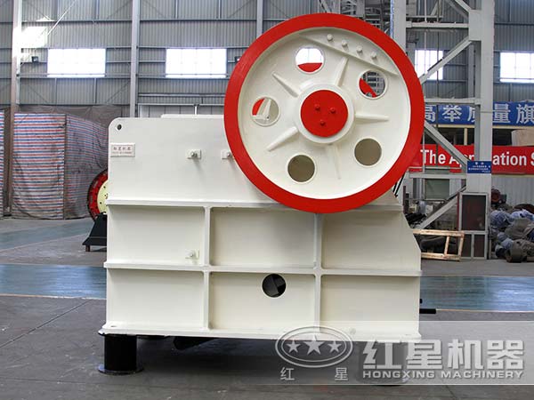 不同角度下的鵝卵石顎式破碎機(jī) 不同角度下的鵝卵石顎式破碎機(jī)