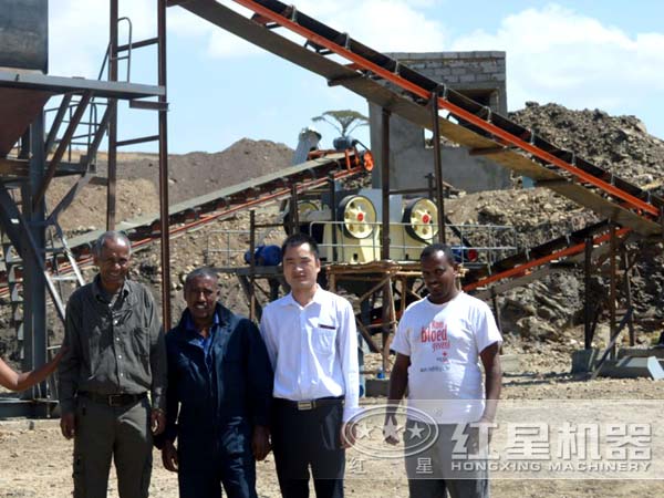 礦石顎式破碎機(jī)投產(chǎn)現(xiàn)場(chǎng)示意圖 礦石顎式破碎機(jī)投產(chǎn)現(xiàn)場(chǎng)示意圖