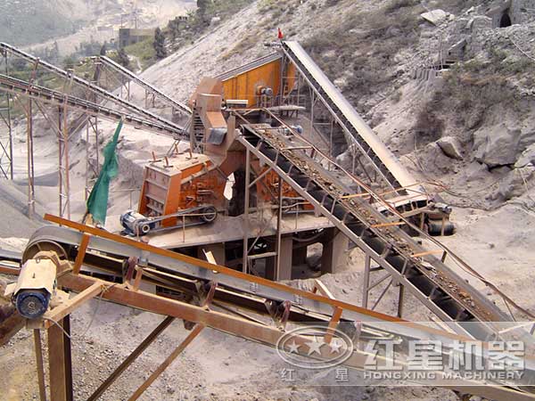 石料破碎機工作現(xiàn)場 石料破碎機工作現(xiàn)場