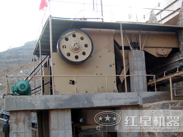 簡擺式破碎機工作現(xiàn)場 簡擺式破碎機工作現(xiàn)場