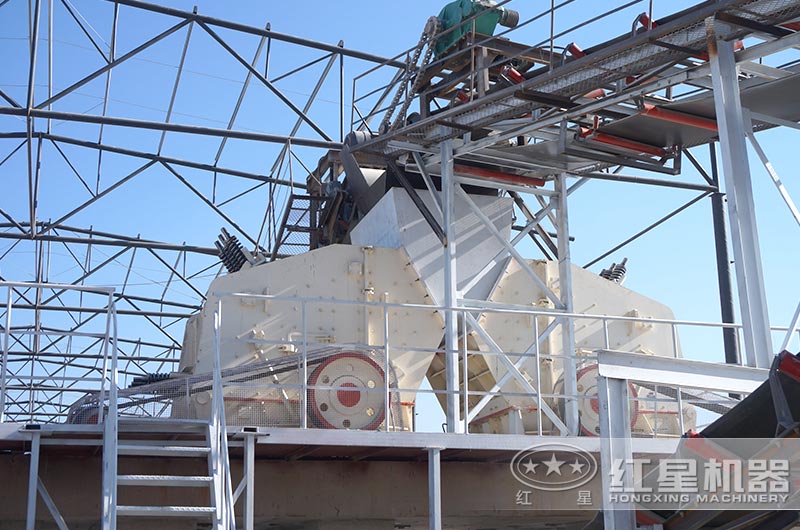 山東客戶兩臺(tái)1315反擊破碎機(jī)工作現(xiàn)場