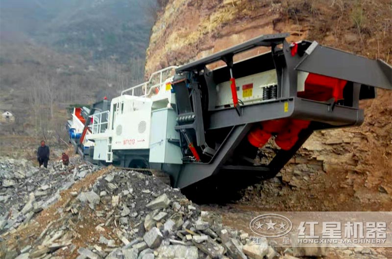 移動破碎機(jī)處理隧道廢料的現(xiàn)場 移動破碎機(jī)處理隧道廢料的現(xiàn)場