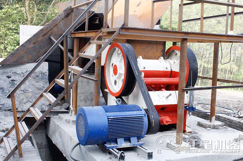 顎式破碎機(jī)工作現(xiàn)場(chǎng)實(shí)拍 顎式破碎機(jī)工作現(xiàn)場(chǎng)實(shí)拍