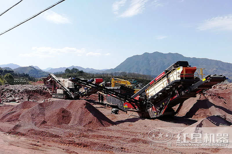 履帶式移動破碎車工作現(xiàn)場實拍圖