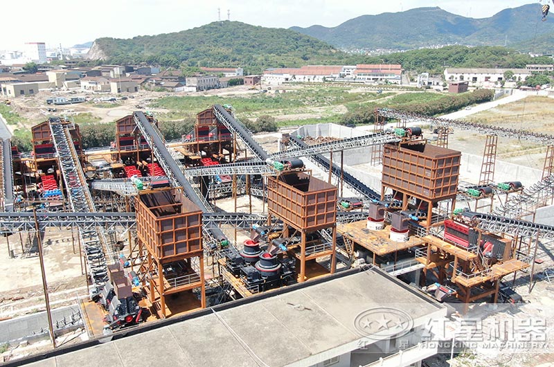 時(shí)產(chǎn)3000噸的破碎機(jī)工作現(xiàn)場(chǎng)圖片 時(shí)產(chǎn)3000噸的破碎機(jī)工作現(xiàn)場(chǎng)圖片