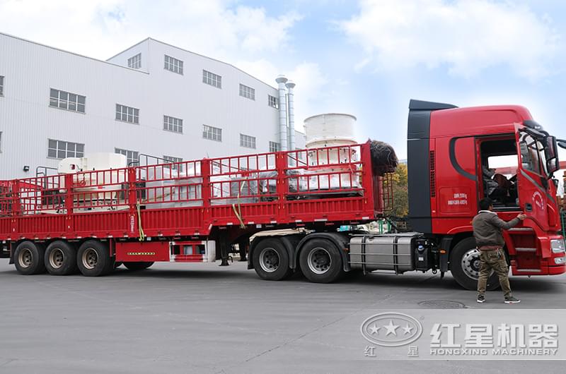 紅星廠家的大型破碎機發(fā)貨中 紅星廠家的大型破碎機發(fā)貨中