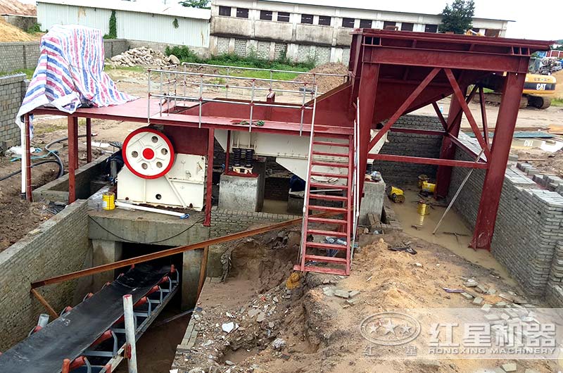 海南客戶69鄂式破碎機工作現(xiàn)場 海南客戶69鄂式破碎機工作現(xiàn)場