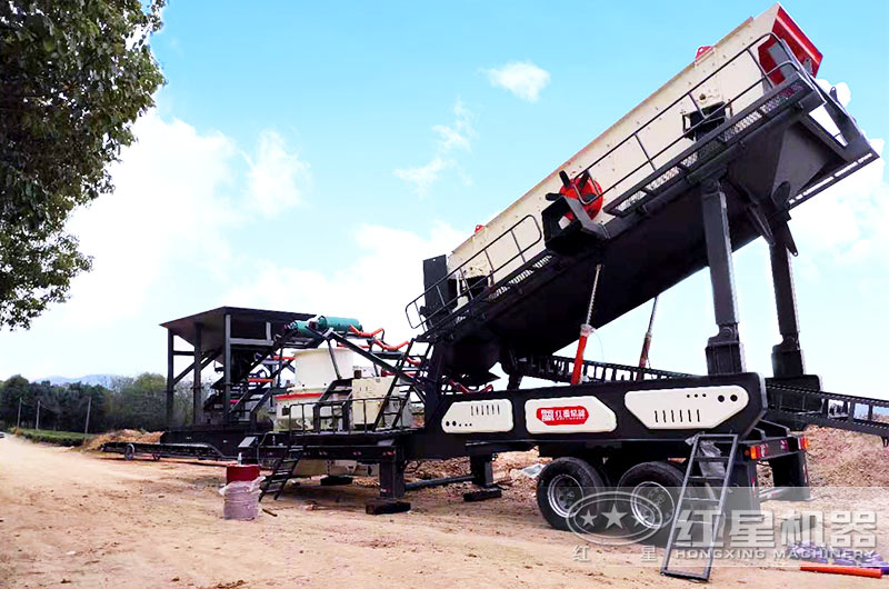 “四合一”移動式人工制砂現(xiàn)場 “四合一”移動式人工制砂現(xiàn)場