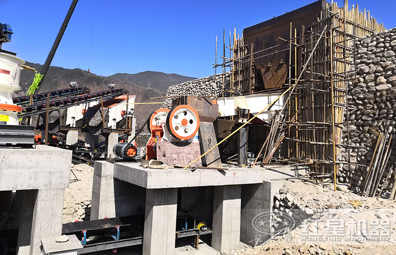 石子破碎機一臺多少錢？時產(chǎn)量100噸左右