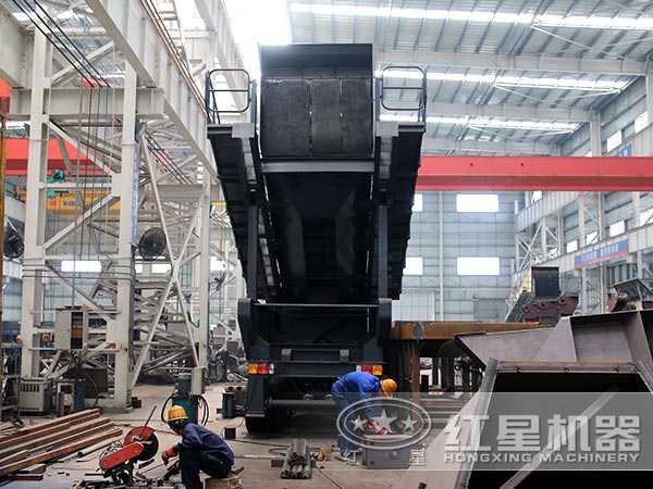 移動(dòng)圓錐破碎機(jī)廠家生產(chǎn)車間 移動(dòng)圓錐破碎機(jī)廠家生產(chǎn)車間