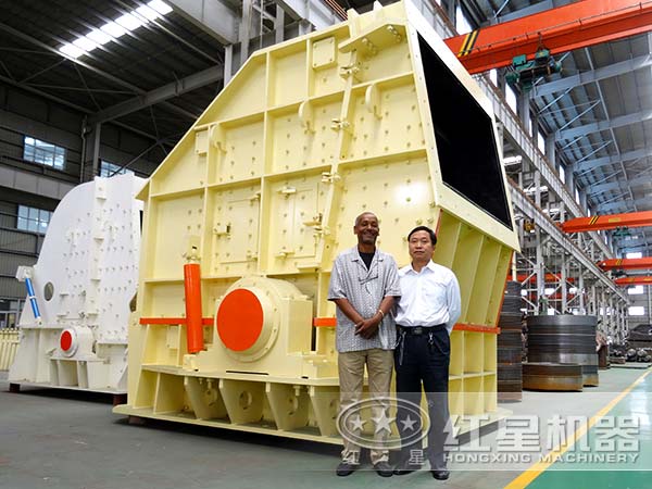 PF反擊式破碎機(jī)側(cè)面 PF反擊式破碎機(jī)側(cè)面