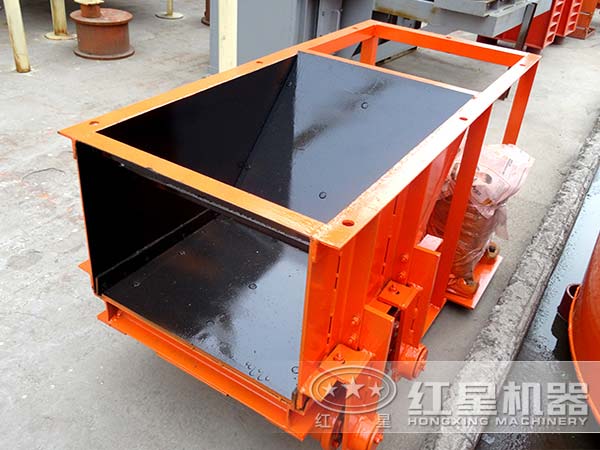 不同角度下的槽式給料機(jī) 不同角度下的槽式給料機(jī)