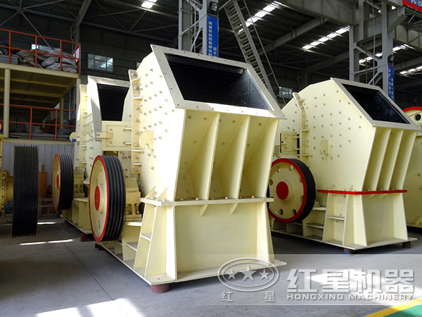 不同型號(hào)的重錘式破碎機(jī) 不同型號(hào)的重錘式破碎機(jī)