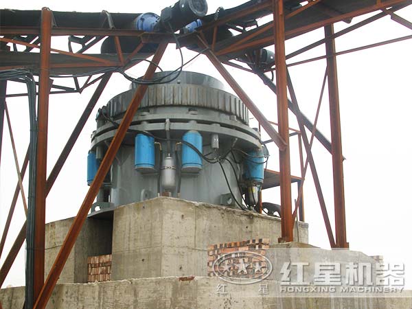 工作中的圓錐式破碎機(jī) 工作中的圓錐式破碎機(jī)