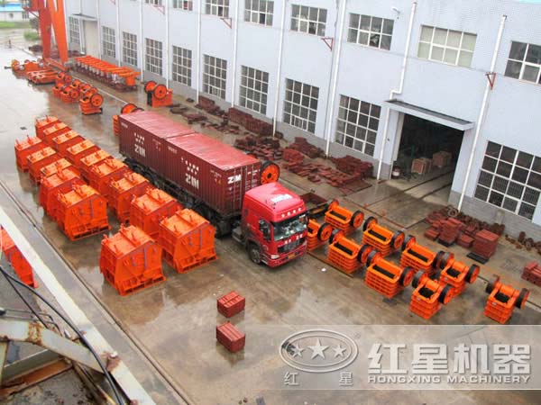 石灰石反擊式破碎機廠家廠區(qū)一角 石灰石反擊式破碎機廠家廠區(qū)一角