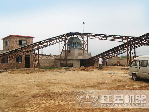 石英石圓錐破碎機(jī)工作現(xiàn)場(chǎng) 石英石圓錐破碎機(jī)工作現(xiàn)場(chǎng)