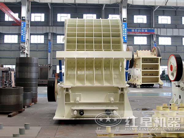 不同角度下的反擊式粉碎機(jī) 不同角度下的反擊式粉碎機(jī)