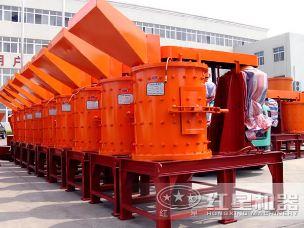 排列整齊的磷礦石立式復(fù)合破碎機(jī) 排列整齊的磷礦石立式復(fù)合破碎機(jī)