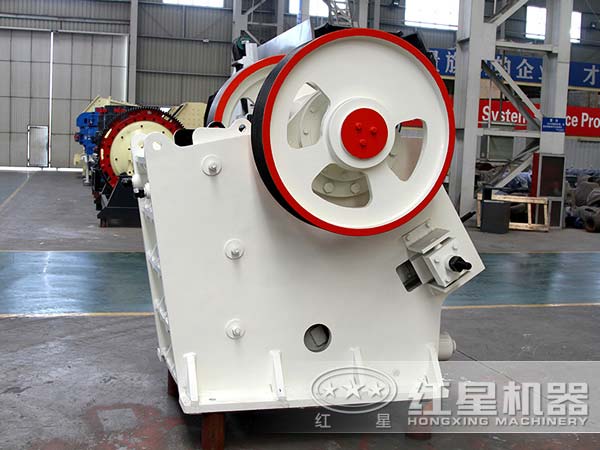 不同角度下的高產(chǎn)鄂式破碎機(jī) 不同角度下的高產(chǎn)鄂式破碎機(jī)