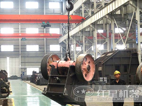 高產(chǎn)鄂式破碎機(jī)生產(chǎn)車間 高產(chǎn)鄂式破碎機(jī)生產(chǎn)車間