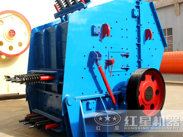 不同角度下的葉臘石粉碎機(jī) 不同角度下的葉臘石粉碎機(jī)