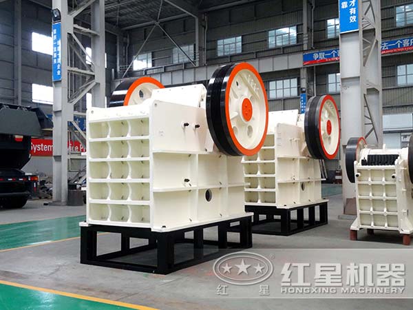 多種規(guī)格下的鄂式破碎機 多種規(guī)格下的鄂式破碎機