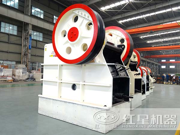 鄂式破碎機廠家車間一角 鄂式破碎機廠家車間一角