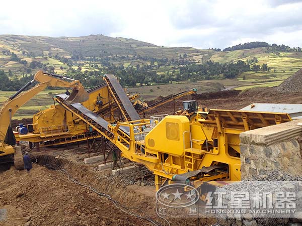 車載石料破碎機(jī)客戶現(xiàn)場 車載石料破碎機(jī)客戶現(xiàn)場