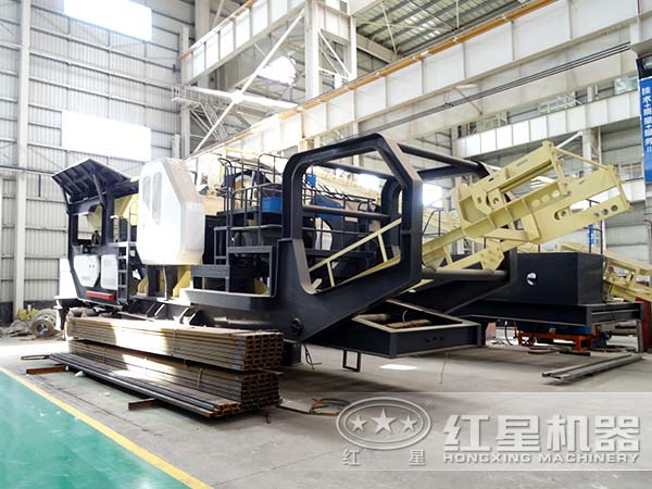 移動(dòng)式破碎機(jī)生產(chǎn)車(chē)間 移動(dòng)式破碎機(jī)生產(chǎn)車(chē)間