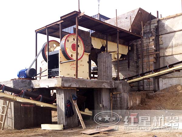 鄂式破碎機工作現(xiàn)場 鄂式破碎機工作現(xiàn)場