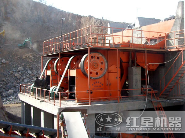 鄂式破碎機作業(yè)現(xiàn)場 鄂式破碎機作業(yè)現(xiàn)場