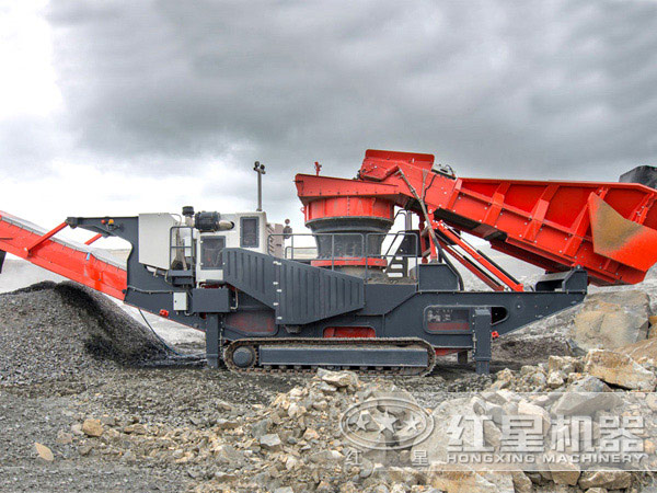 山地作業(yè)中的履帶式移動破碎機 山地作業(yè)中的履帶式移動破碎機