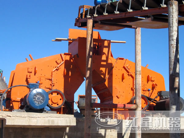 反擊破碎機(jī)作業(yè)現(xiàn)場 反擊破碎機(jī)作業(yè)現(xiàn)場