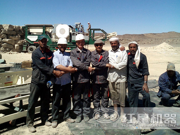 移動碎石機生產(chǎn)現(xiàn)場客戶留影 移動碎石機生產(chǎn)現(xiàn)場客戶留影