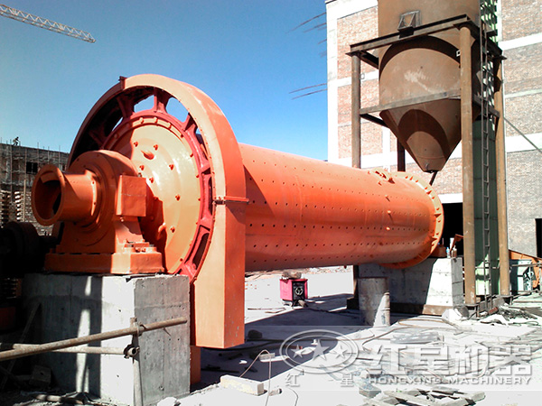 作業(yè)中的球磨機設(shè)備 作業(yè)中的球磨機設(shè)備