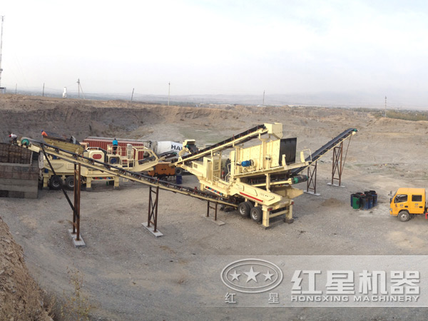 作業(yè)中的簡易式移動破碎站 作業(yè)中的簡易式移動破碎站