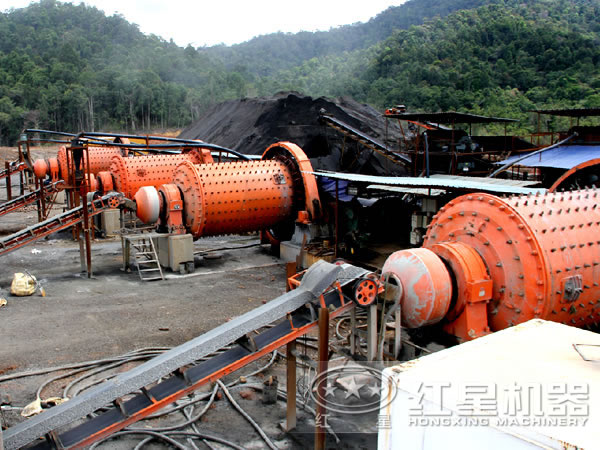 球磨機(jī)作業(yè)現(xiàn)場 球磨機(jī)作業(yè)現(xiàn)場