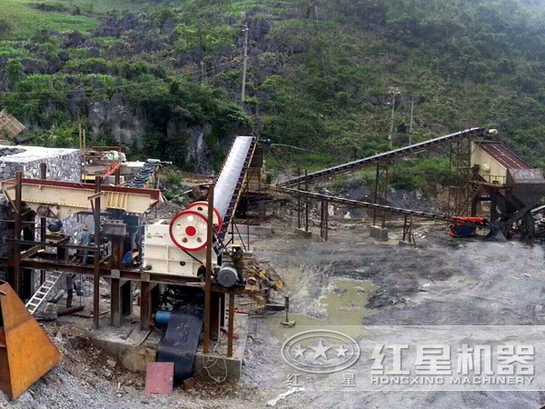 道砟石顎式破碎機作業(yè)現(xiàn)場 道砟石顎式破碎機作業(yè)現(xiàn)場