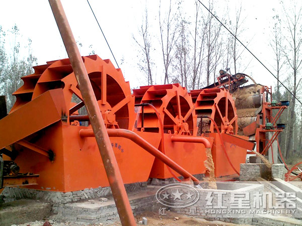 輪斗式洗砂機(jī)作業(yè)現(xiàn)場(chǎng) 輪斗式洗砂機(jī)作業(yè)現(xiàn)場(chǎng)