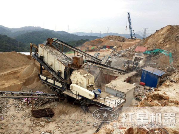 小型車載移動破碎機處理建筑垃圾現(xiàn)場 小型車載移動破碎機處理建筑垃圾現(xiàn)場